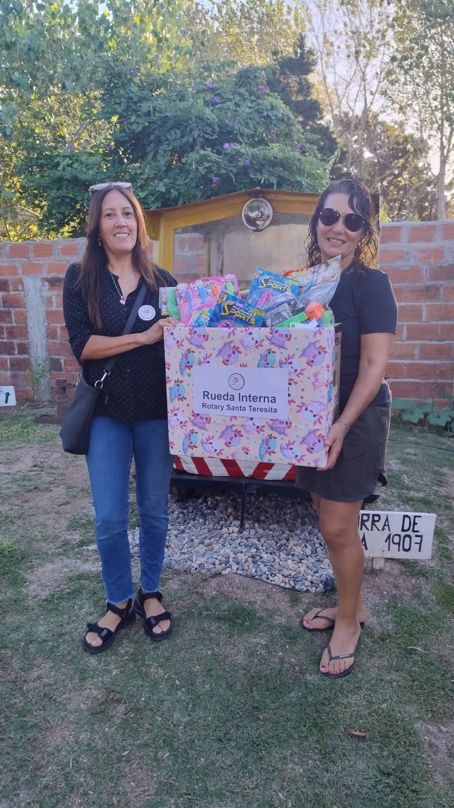 Donación de juguetes durante la 2.ª Fiesta del Ferroviario Costero